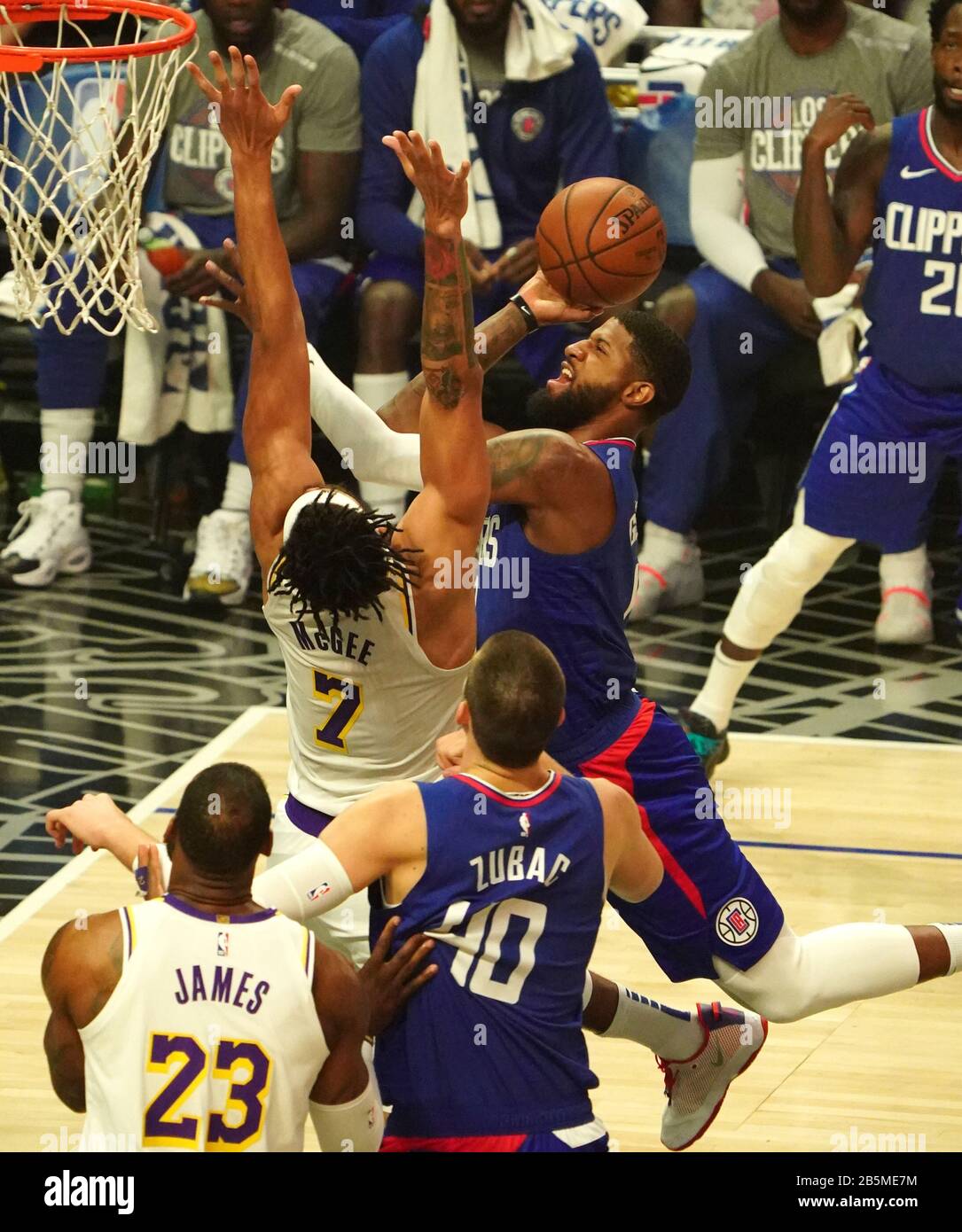 Los Angeles, Vereinigte Staaten. März 2020. Los Angeles Clippers Paul George schießt über Los Angeles Lakers JaVale McGee im ersten Quartal im Staples Center in Los Angeles, 8. März 2020. Foto von Jon SooHoo/UPI Credit: UPI/Alamy Live News Stockfoto