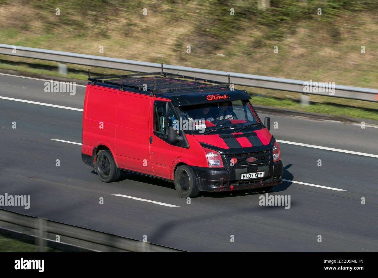 ML07XPY Ford Transit 85 T260s Fwd Red LCV Diesel Fahren auf der Autobahn M6 in der Nähe von Preston in Lancashire, Großbritannien Stockfoto