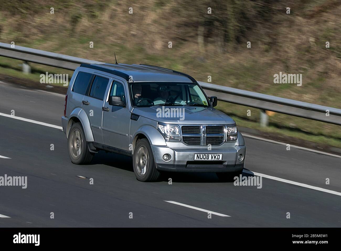 NU08VKD Dodge (USA) Nitro SXT CRD EIN silberner Autodiesel, der auf der Autobahn M6 in der Nähe von Preston in Lancashire, Großbritannien fährt Stockfoto