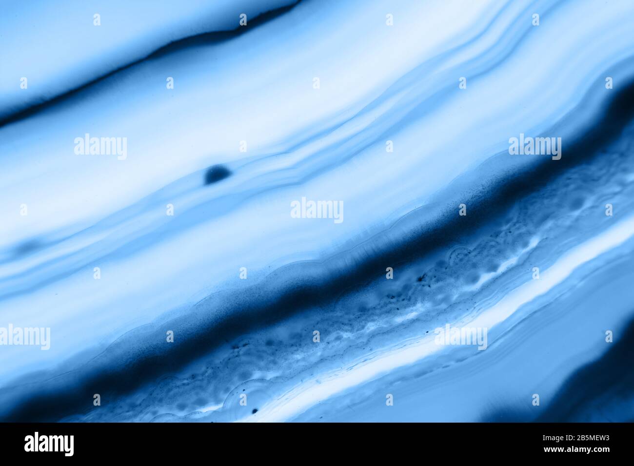 Abstrakter Hintergrund - gestreiftes Achatschichtmineral, Farbe des pantone-klassikers 19-4052 im Jahr 2020 Stockfoto