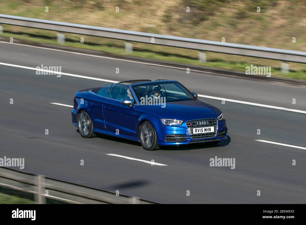 RV15MHN Audi S3 Quattro S-A Blue Car Petrol 300 BHP Fahren auf der Autobahn M6 in der Nähe von Preston in Lancashire, Großbritannien Stockfoto