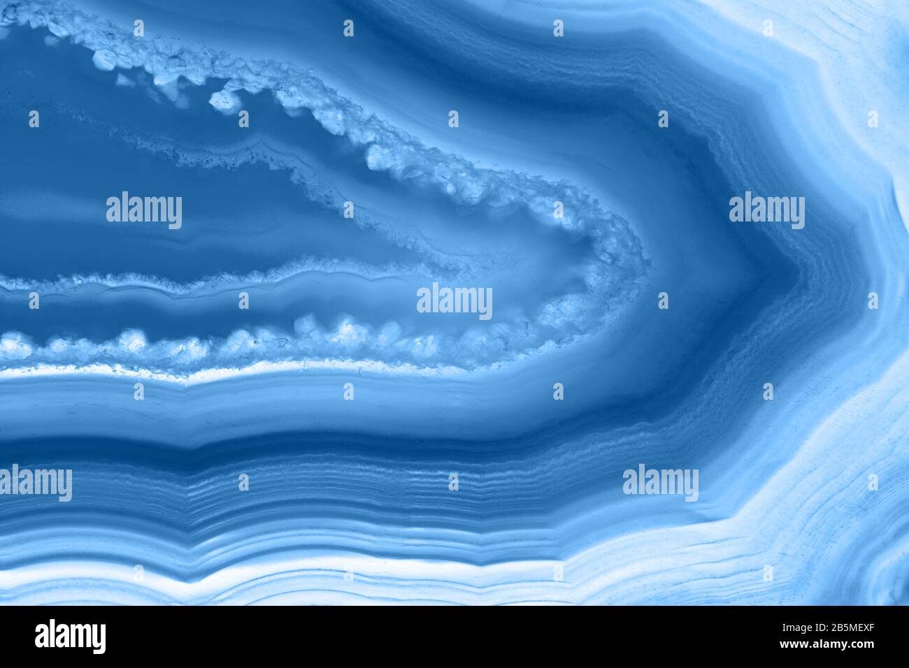 Achate Slice gestreifter mineralischer abstrakter Hintergrund, Farbe des Jahres 2020 pantone Classic blau 19-4052 Stockfoto