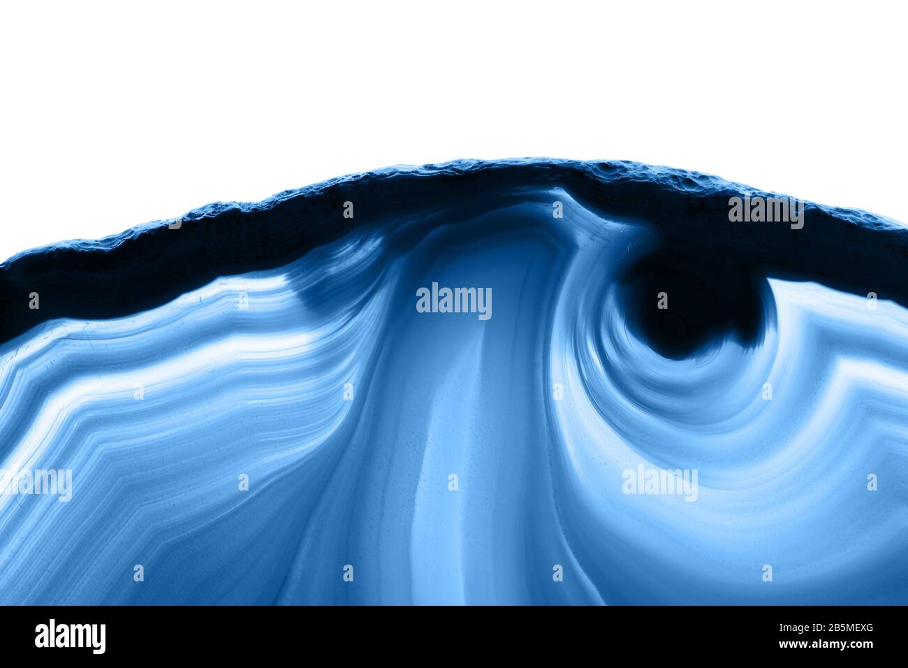 Blau gestreifter Mineralquerschnitt isoliert auf weißem, abstraktem Hintergrund, Farbe des Jahres 2020 pantone klassisch blau 19-4052 Stockfoto