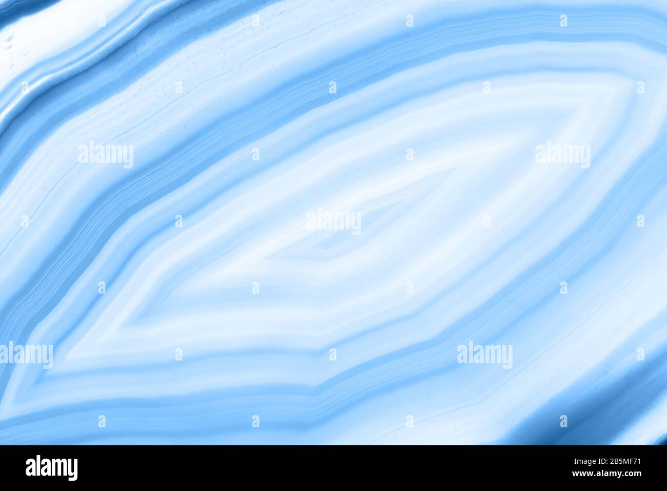 Abstrakter Hintergrund - gestreiftes Achatschichtmineral, Farbe des pantone-klassikers 19-4052 im Jahr 2020 Stockfoto