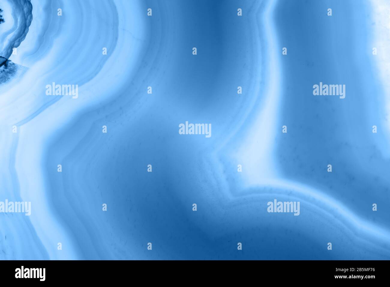 Abstrakter Hintergrund - gestreiftes Achatschichtmineral, Farbe des pantone-klassikers 19-4052 im Jahr 2020 Stockfoto