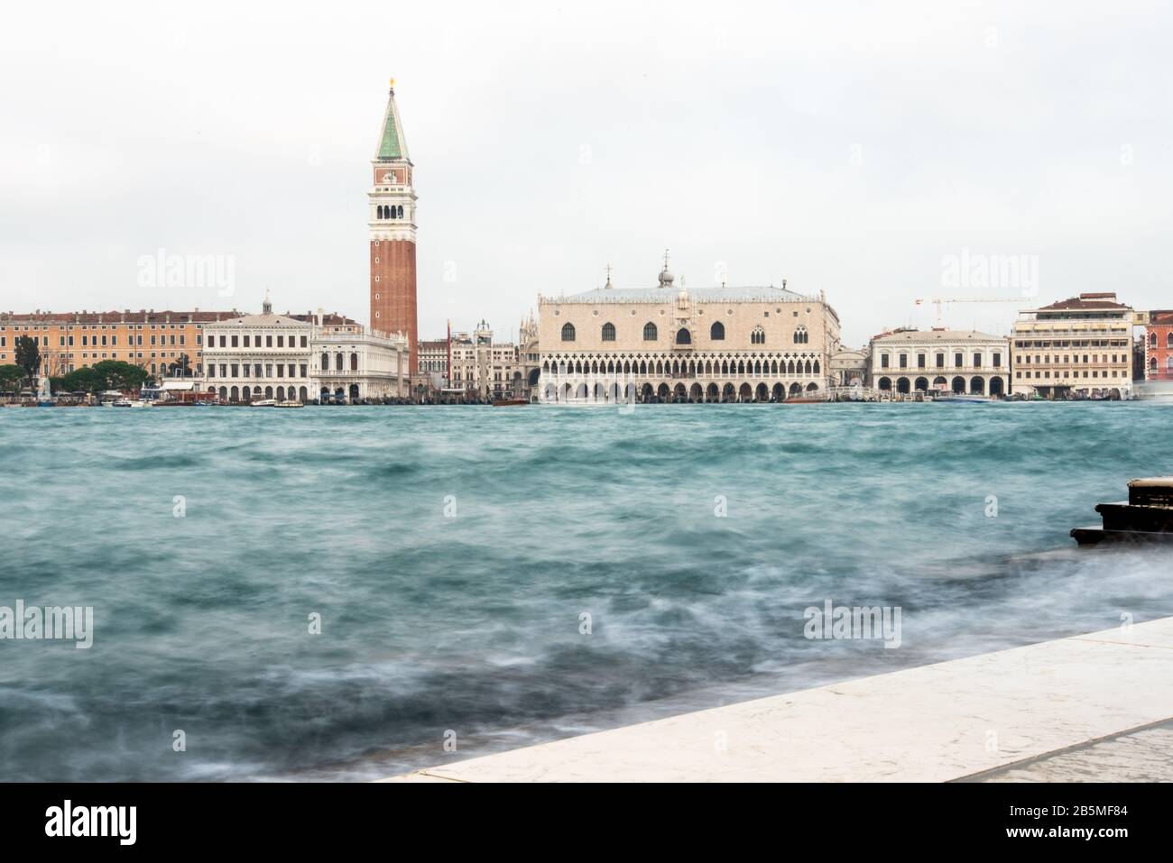 Der Markusplatz in Venedig bei schlechtem Wetter und hoher Flut, Venedig/Italien Stockfoto