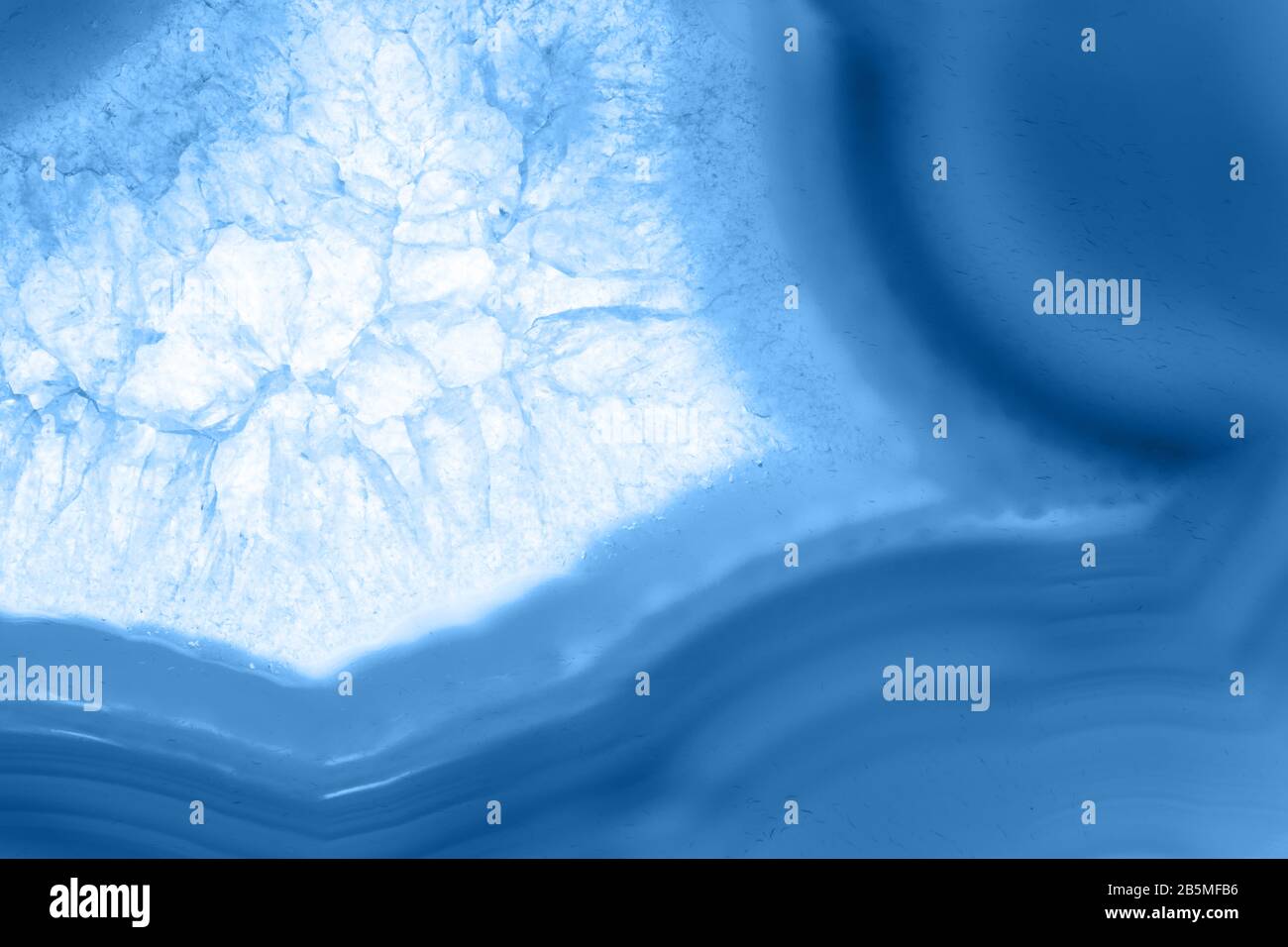 Abstrakter Hintergrund - gestreiftes Achatschichtmineral, Farbe des pantone-klassikers 19-4052 im Jahr 2020 Stockfoto