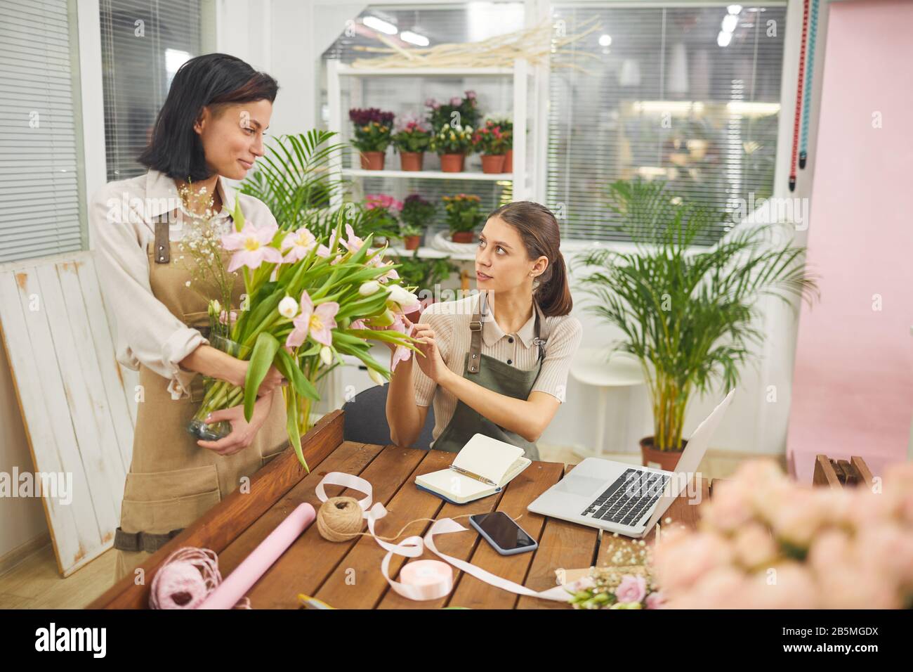Portrait zweier junger Geschäftsfrauen, die Blumenladen verwalten und Platz kopieren Stockfoto