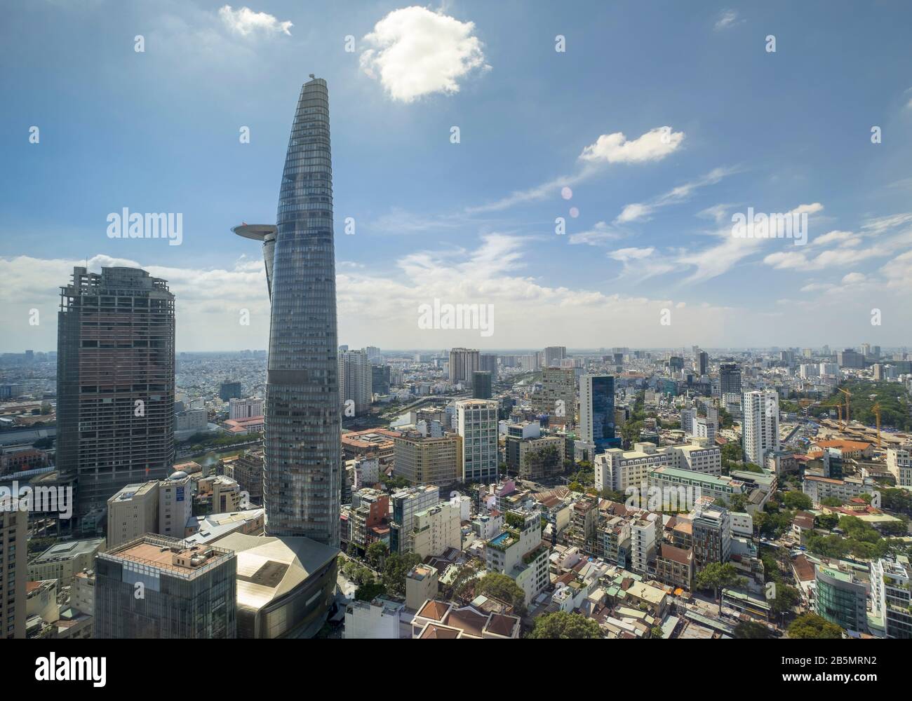 Die Skyline von Ho-Chi-Minh-Stadt (Saigon) zeigt neu erbaute Wolkenkratzer und Baustellen Stockfoto