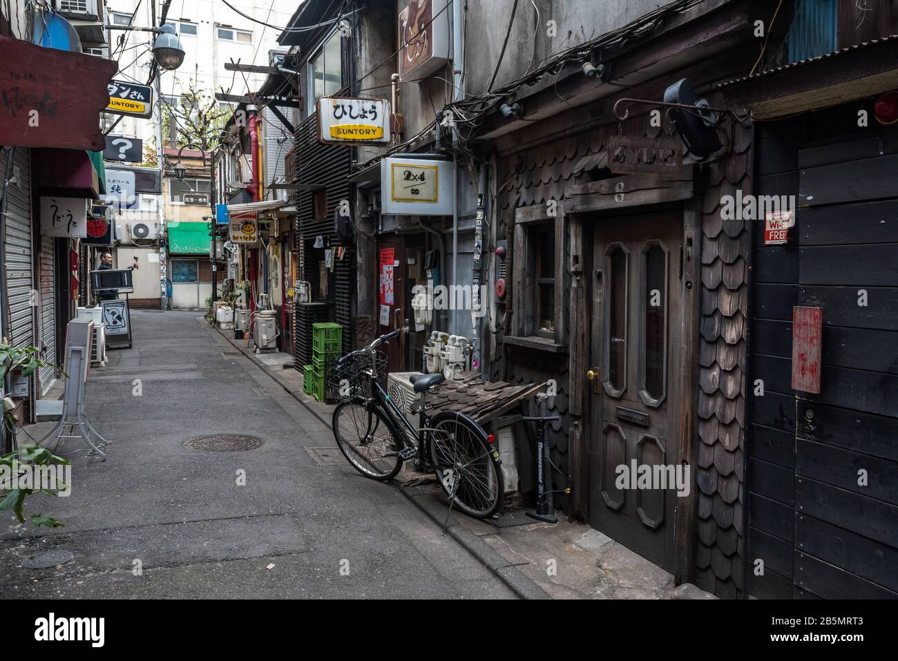 Kleine Bars in den Gassen von Golden-Gai, Shinjuku, Tokio, Japan Stockfoto