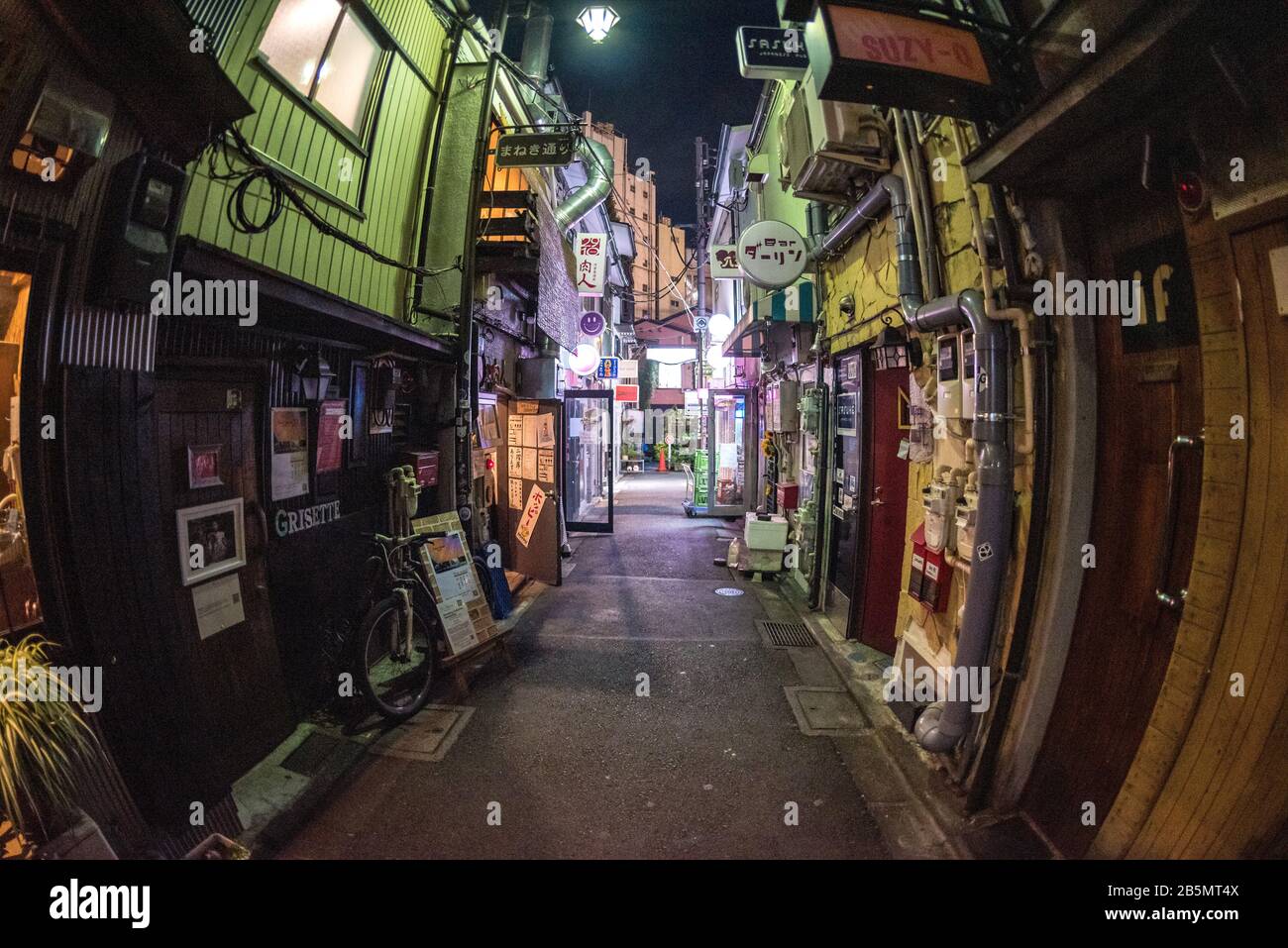 Kleine Bars in der Nacht in den Gassen von Golden-Gai, Shinjuku, Tokio, Japan Stockfoto