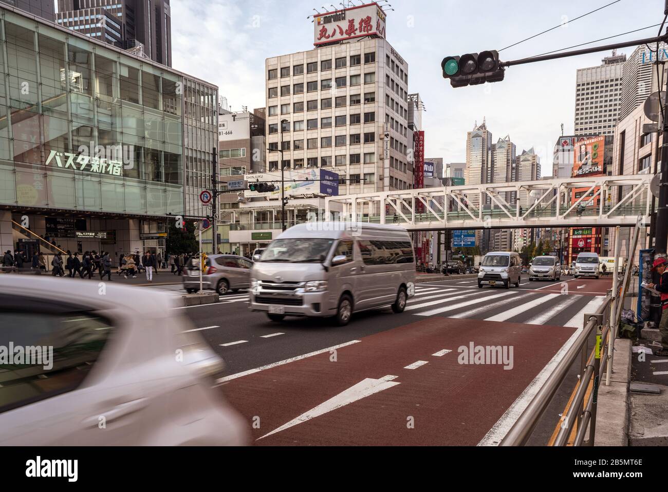 Verkehr auf der Hauptverkehrsstraße, Shinjuku. Tokio, Japan Stockfoto