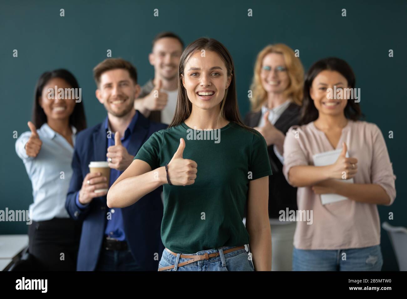 Multirassische Geschäftsleute empfehlen einen guten Business-Service Stockfoto