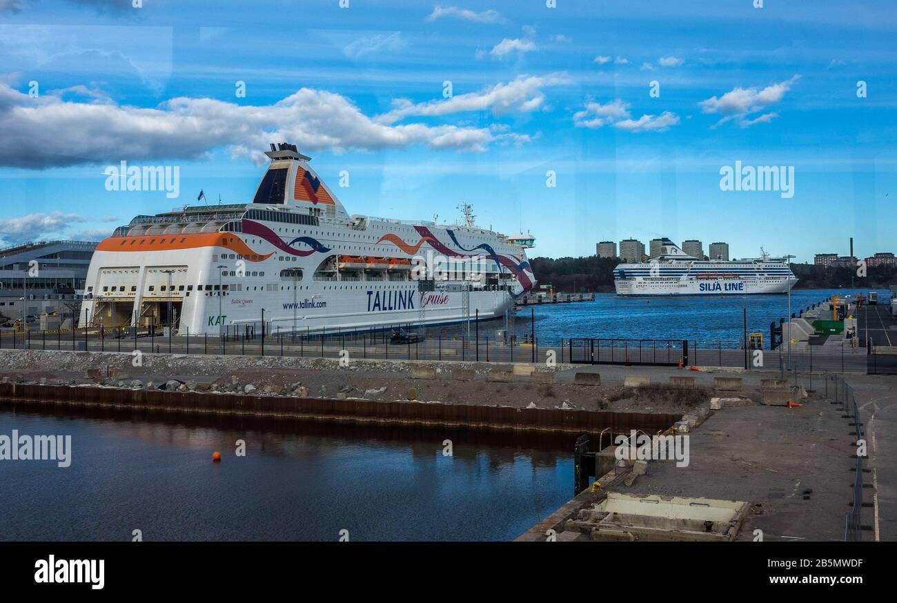 April 2019, Stockholm, Schweden. Schnelle Personen- und autoferys der estländischen Schiffahrt beschäftigen sich mit Tallink Silja Europa und Baltic Queen in der Po Stockfoto