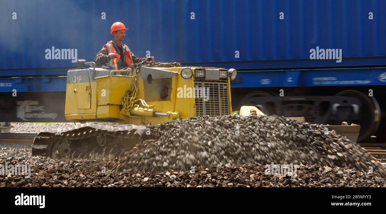 männliche Fahrer fahren Bagger auf Bau Baustelle Stockfoto