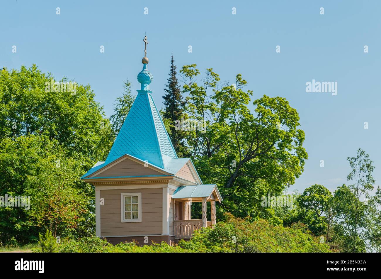 Schöne orthodoxe Kapelle an einem sonnigen Sommertag. Kapelle der Fürsprache der Heiligsten Gottesmutter des Klosters Valaam. Insel Valaam. Stockfoto