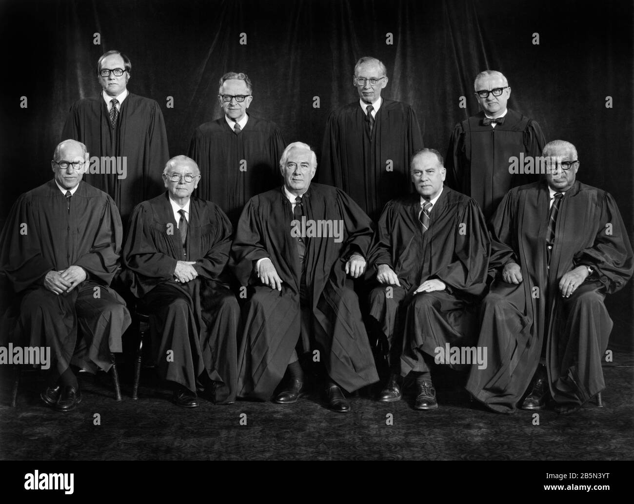 Supreme Court of the United States, Gruppenporträt der Richter William J. Brennan, Jr., Byron R. White, Harry A. Blackmun, William H. Rehnquist, Potter Stewart, Thurgood Marshall, Lewis F. Powell, Jr., John Paul Stevens, III., und Chief Justice Warren E. Burger, Washington, D.C., USA, Foto von Robert S. Oakes, 1976 Stockfoto