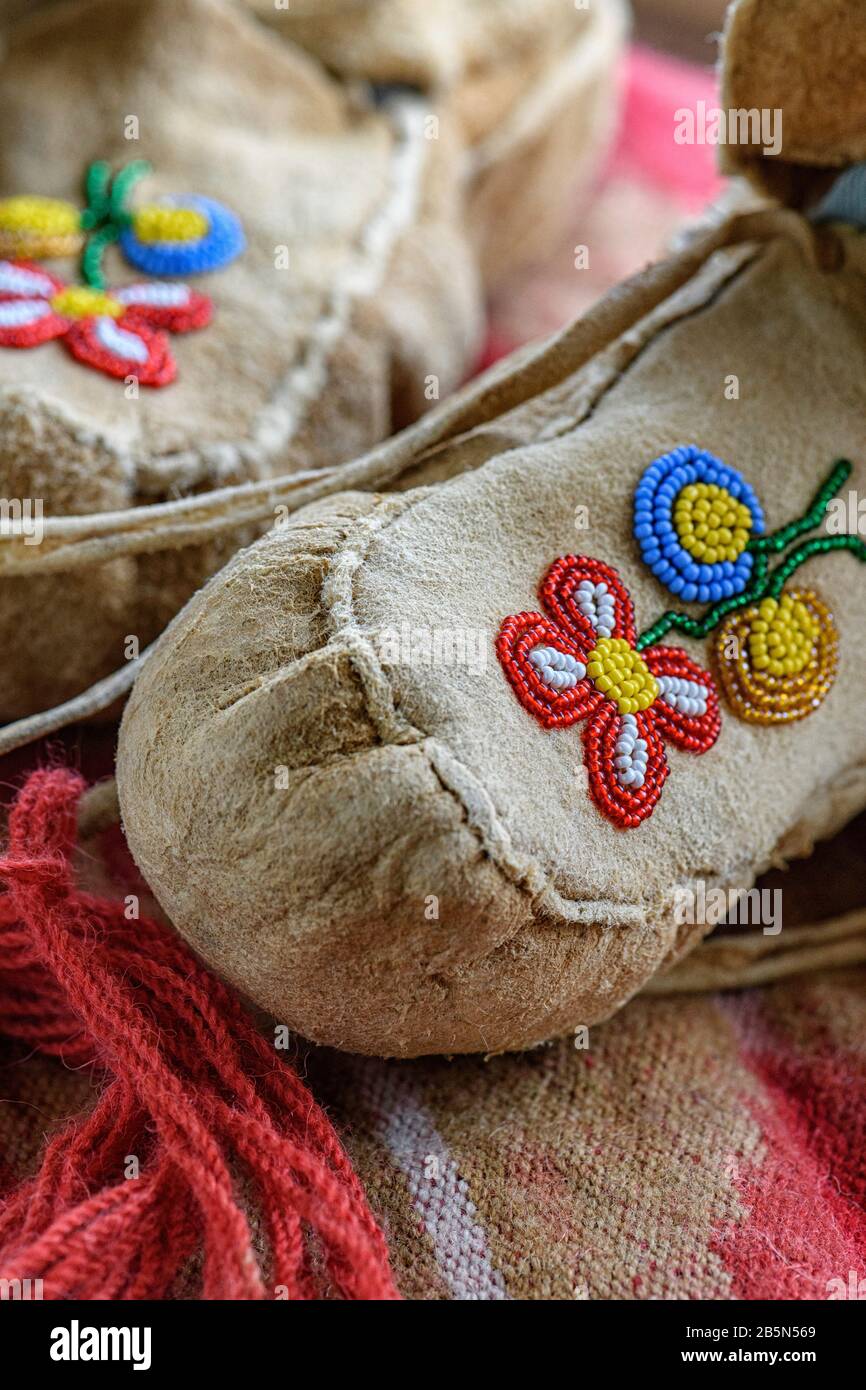 Ein Paar indische handgefertigte Mokassins mit Beadwork Stockfoto