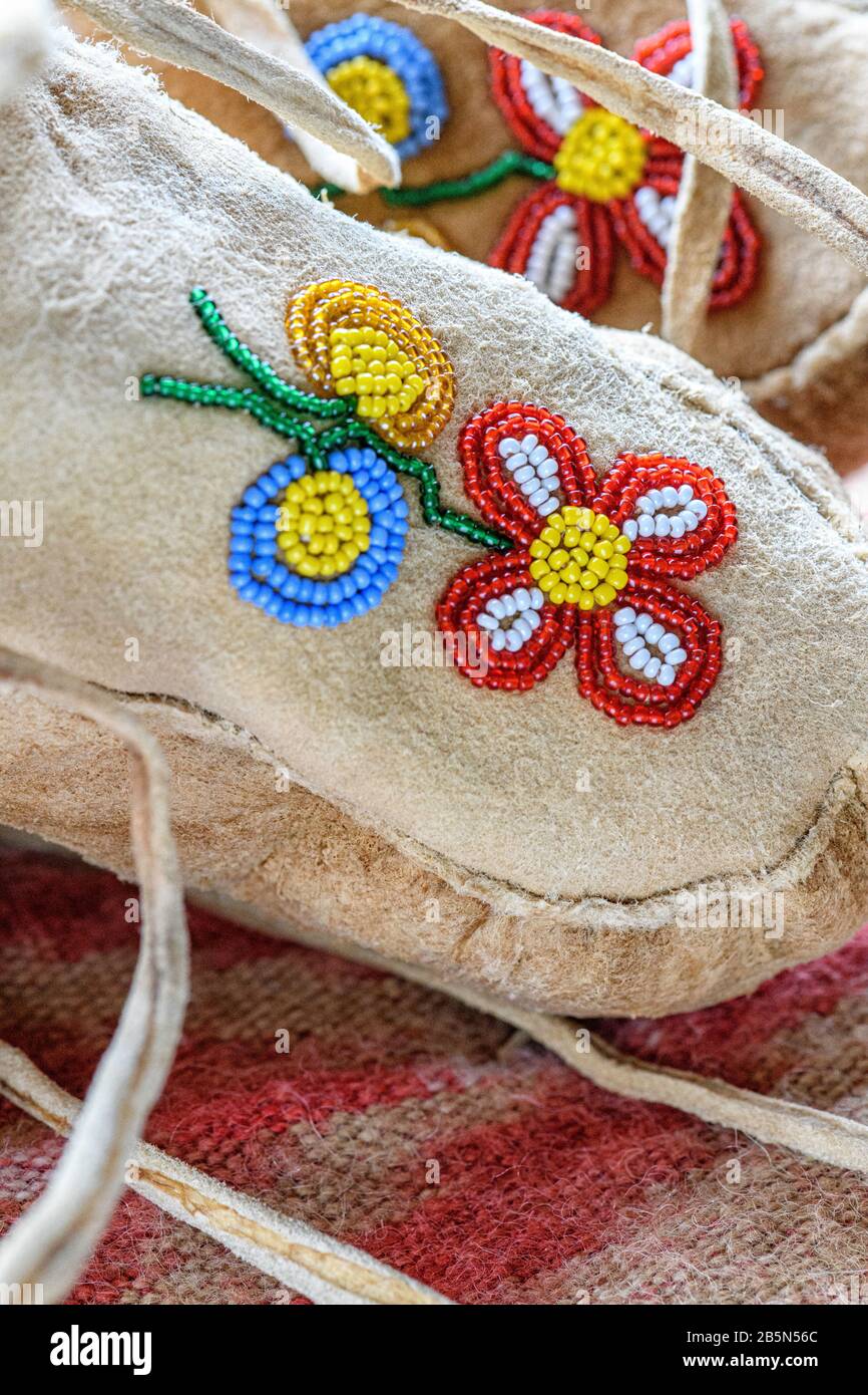 Ein Paar indische handgefertigte Mokassins mit Beadwork Stockfoto
