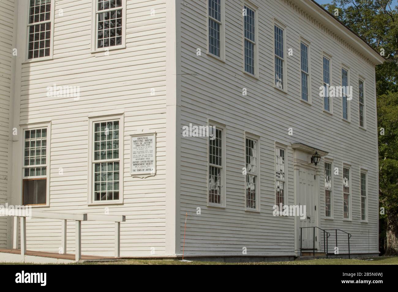 1775 wurde der Rahmen des Meetinghauses erhöht. Schien am Tag der Schlacht von Bunker Hill aufgezogen zu werden. Es diente als Kirche und Meetingho Stockfoto