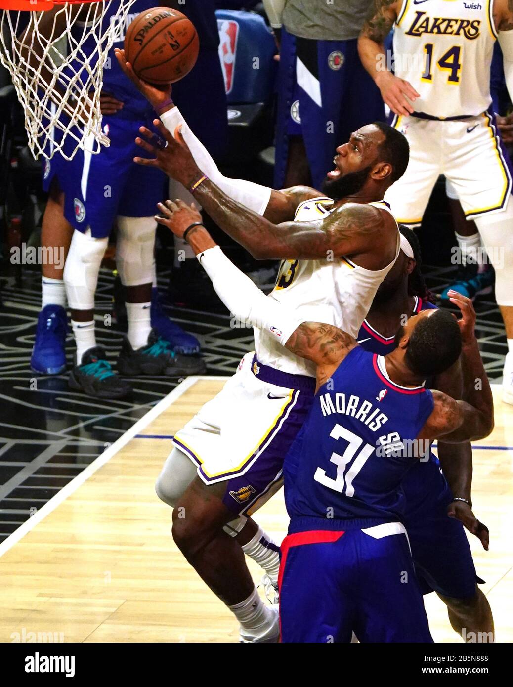 Los Angeles, Vereinigte Staaten. März 2020. Los Angeles Lakers Forward LeBron James punktet gegen den Los Angeles Clippers Marcus Morris Sr im vierten Viertel-Einsatz im Staples Center in Los Angeles, 8. März 2020. Foto von Jon SooHoo/UPI Credit: UPI/Alamy Live News Stockfoto