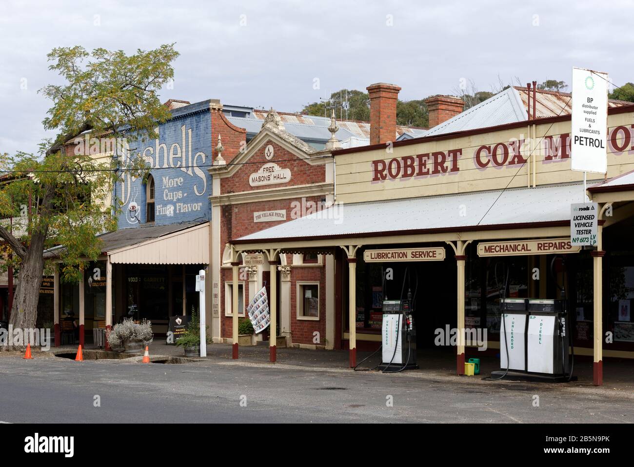 Historische Straßenlandschaft und Gebäude entlang Der High Street in Maldon, Victoria, Australien. Maldon ist eine historische Goldruschstadt und wurde 1966 als b eingestuft Stockfoto