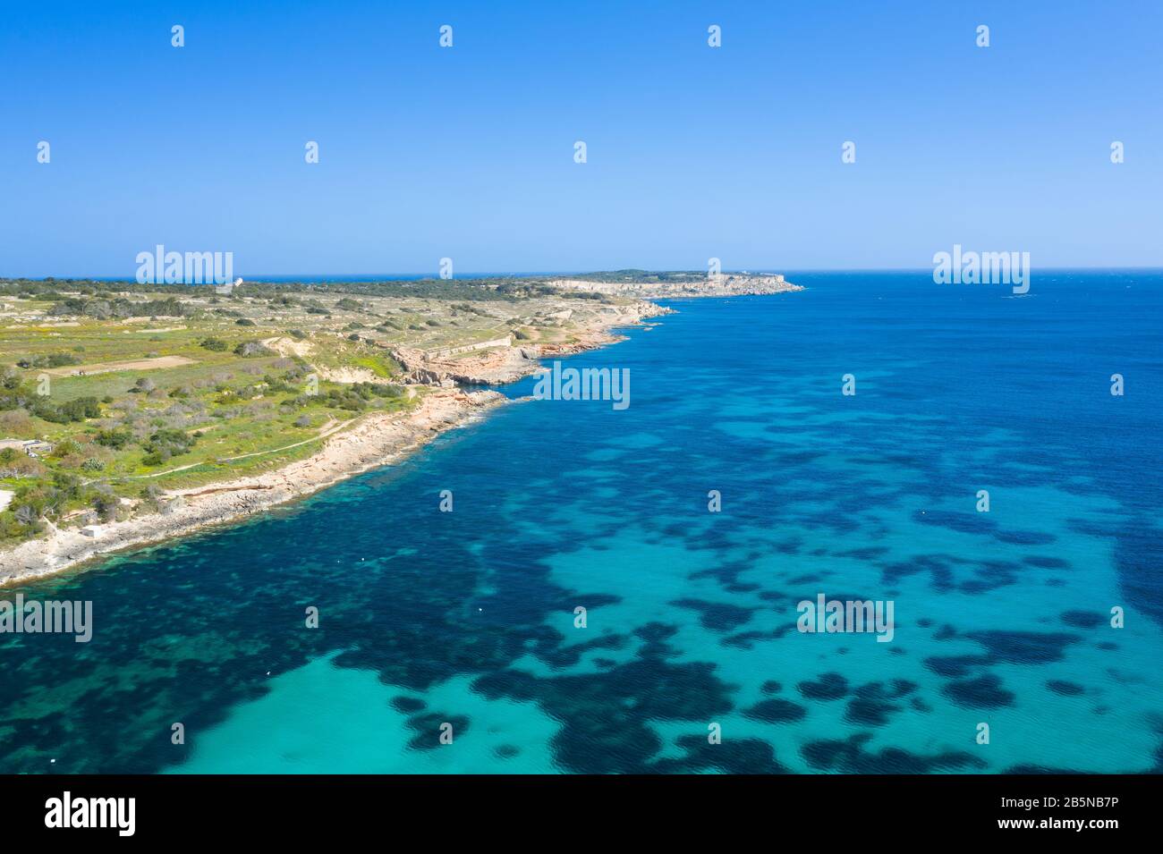 Luftaufnahme der berühmten Mellieha-Bucht auf der Insel Malta Stockfoto