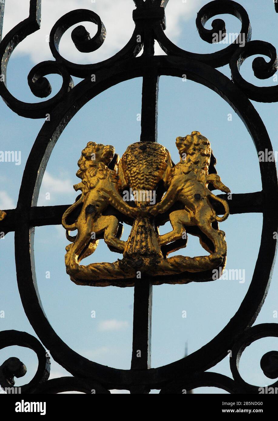 Cecil Familie Crest auf den Eingangstoren des Burghley House Stockfoto