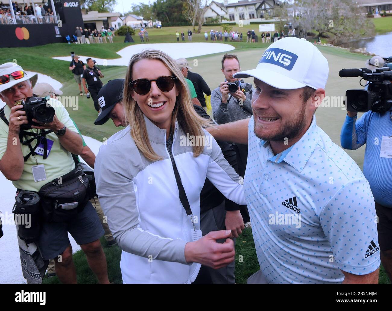 Orlando, Vereinigte Staaten. März 2020. 8. März 2020 - Orlando, Florida, Vereinigte Staaten - Tyrrell Hatton aus England schließt Trainer Laura Hunt ein, nachdem er das Arnold Palmer Invitational Golfturnier im Bay Hill Club & Lodge am 8. März 2020 in Orlando, Florida gewonnen hat. Dies war Hattons erster Sieg bei der PGA Tour. Credit: Paul Hennessy/Alamy Live News Stockfoto