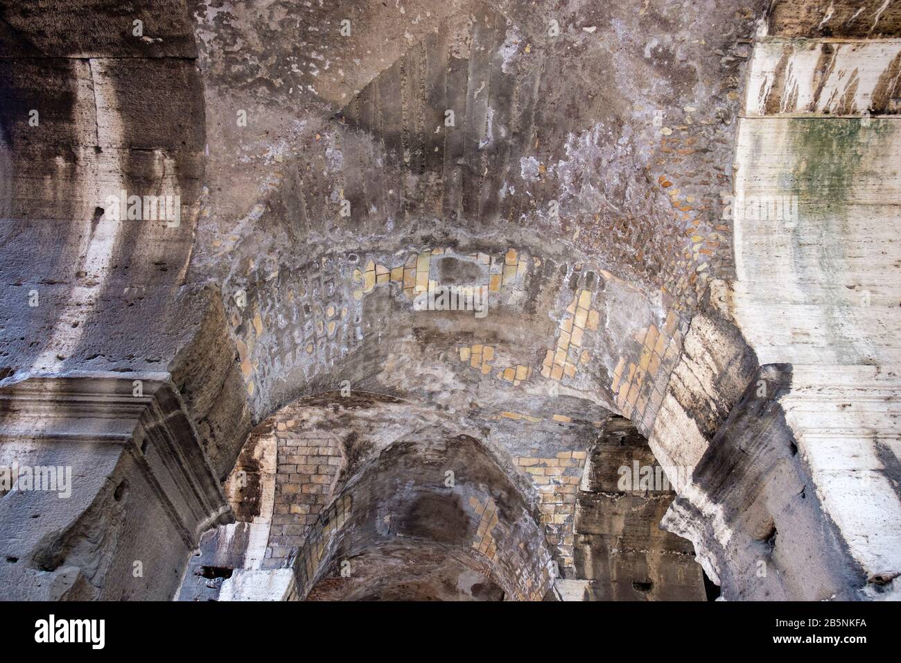 Innenansicht, Details der Kolosseumbögen und Säulen, Ziegelwerk der Architektur des Kolosseum, Flavian Amphitheater, Forum Romanum, Rom, Italien. Stockfoto