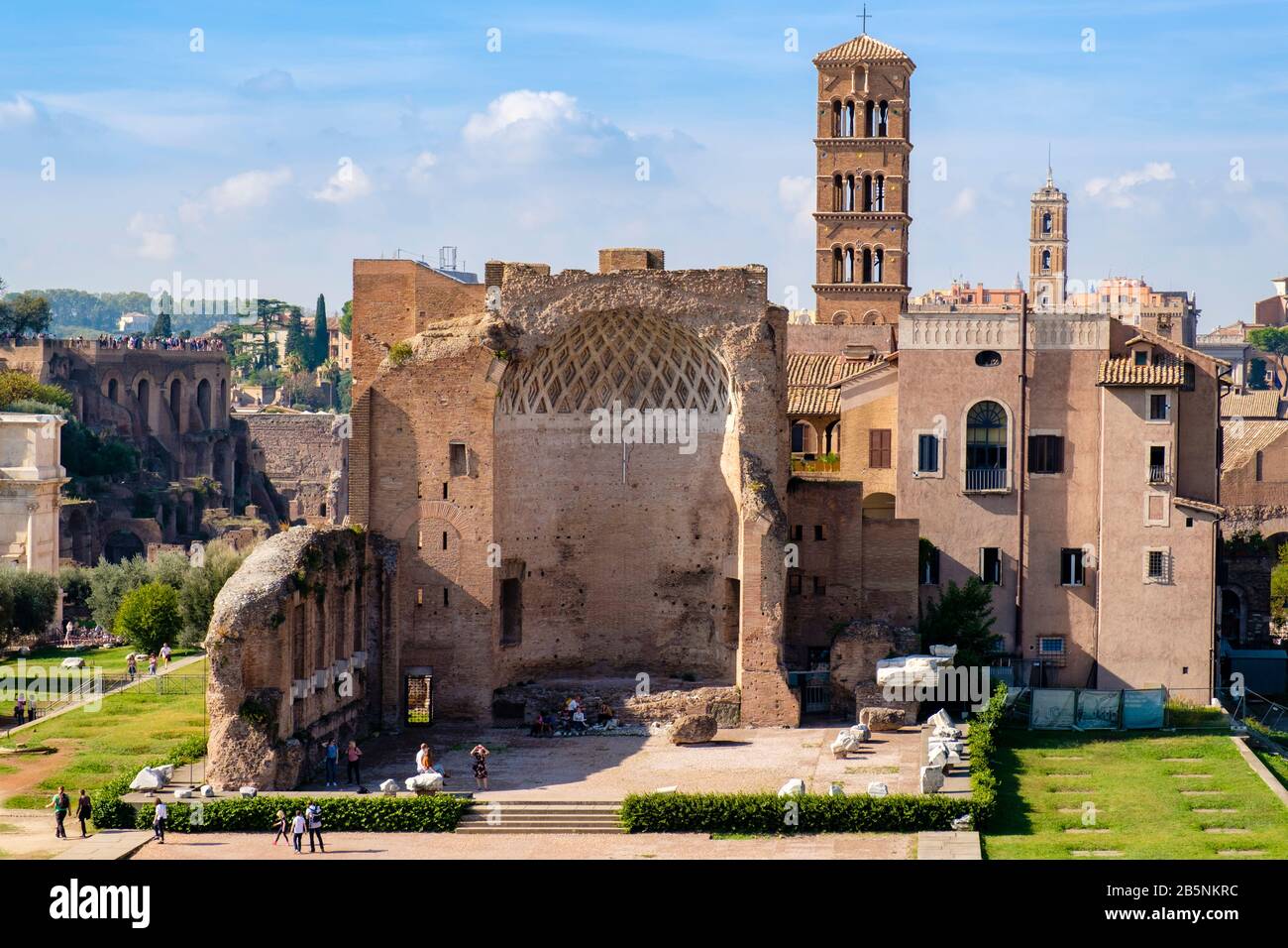 Antike römische Gebäude, Tempel der Venus und der Roma, auf dem Velian Hügel, Forum Romanum, Forum Romanum, Rom, Italien. Stockfoto