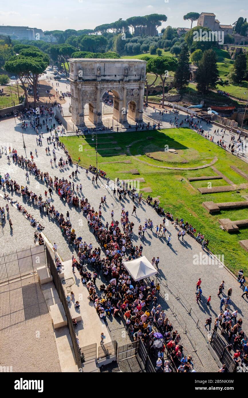 Übertourismus, Massentourismus, Touristenlinien, die darauf warten, Eintrittskarten zum Kolosseum, Kolosseum, Flavian Amphitheater, Forum Romanum, Rom, Ital zu kaufen Stockfoto