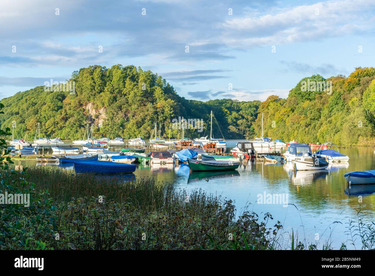 Boote ankerten in einem loch entlang des West Highland Way Wanderweges. Stockfoto