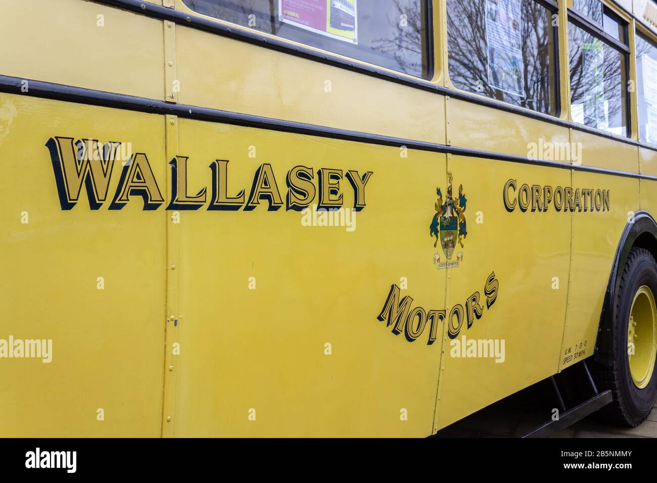 Wallasey Corporation Motors Logo auf Leyland Titan PD2 Bus, Birkenhead Stockfoto
