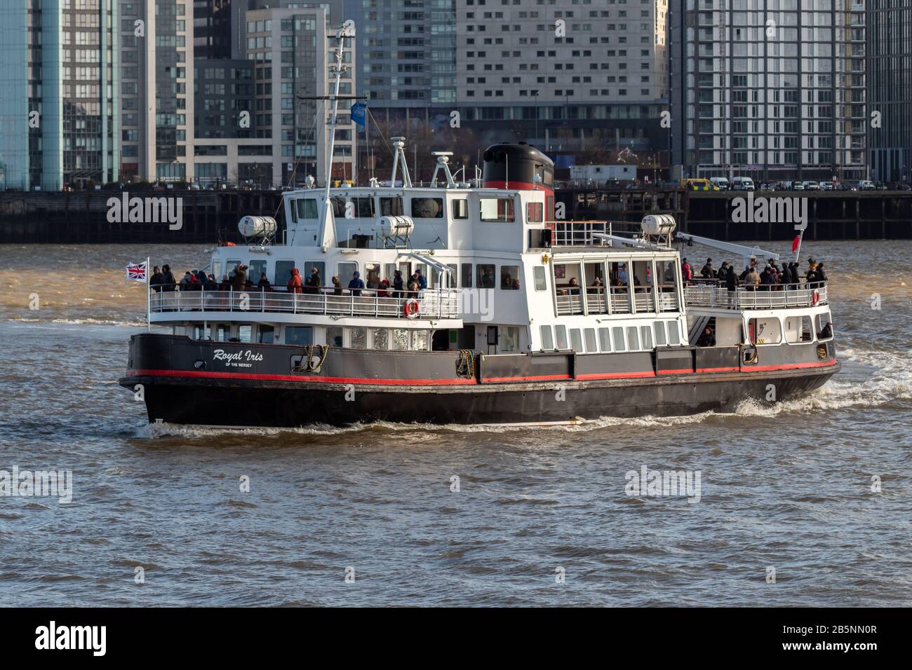 Die Fähre Royal Iris Mersey, die sich vom Terminal Seacombe aus Liverpool aus nähert Stockfoto