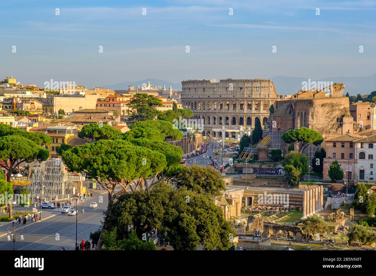 Antike römische Gebäude, goldene Stunde Außenansicht des Kolosseums, Kolosseum, Flavisches Amphitheater, Forum Romanum, Rom, Italien Stockfoto