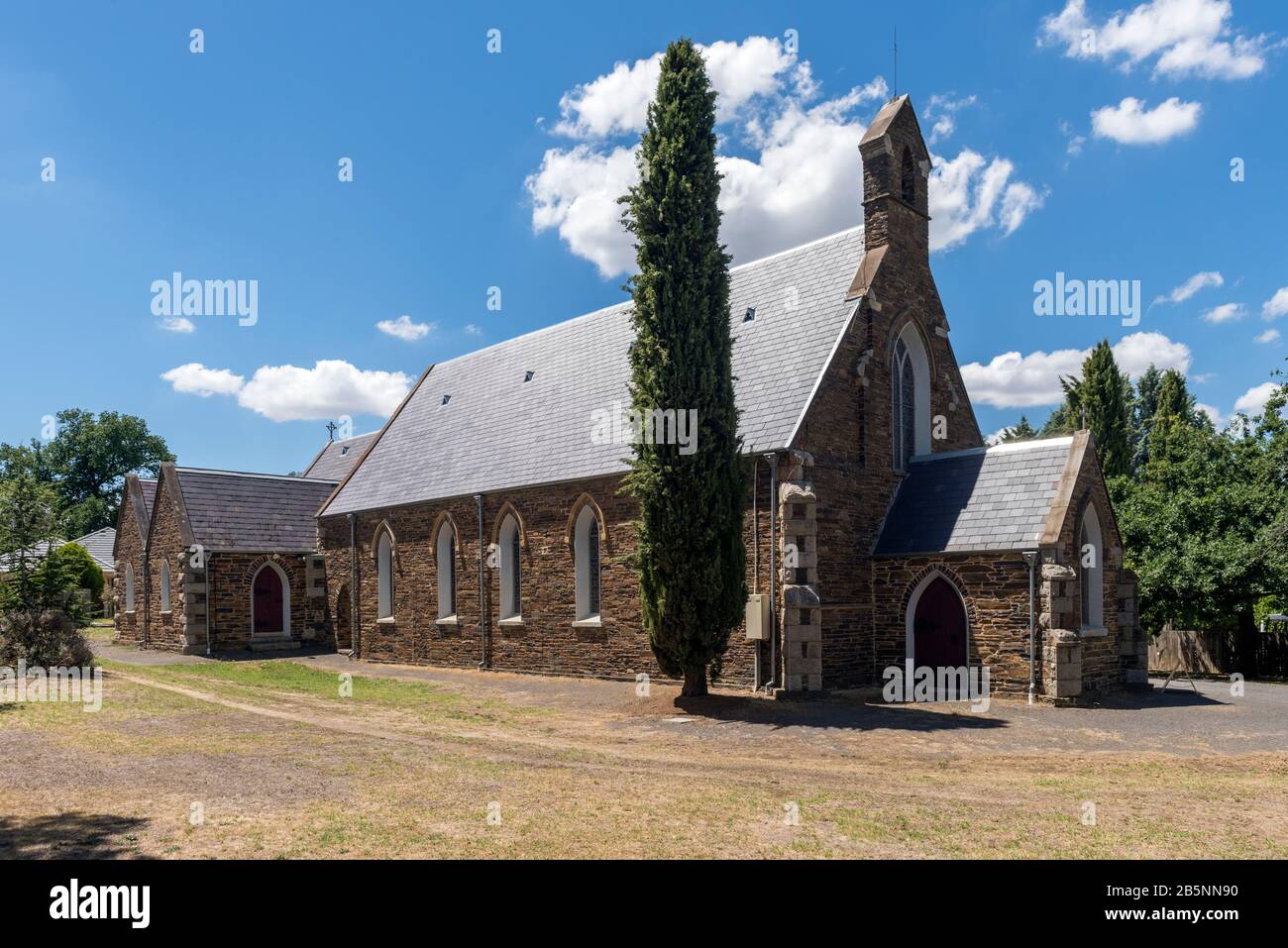 Holy Trinity Church aus dem Jahr 1861, Maldon, Victoria, Australien. Maldon ist eine historische Goldrusch-Stadt und wurde 1966 vom australischen Nat klassifiziert Stockfoto