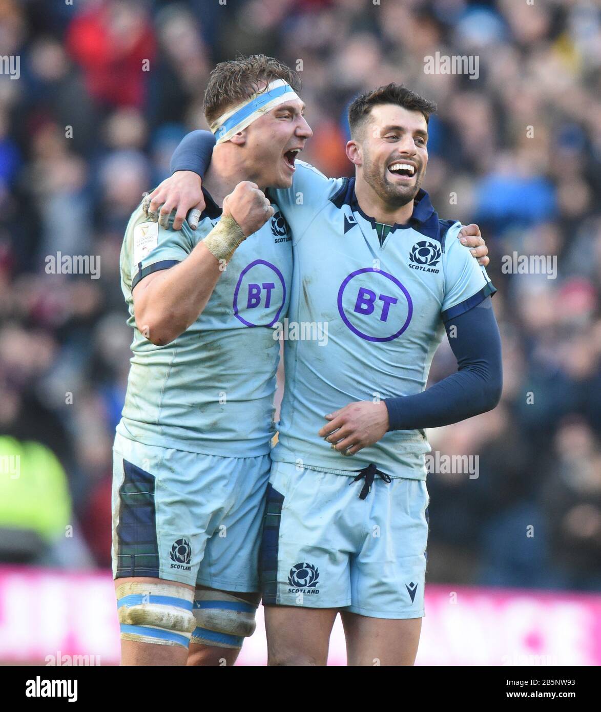 BT Murrayfield Stadium.Edinburgh.Scotland, Großbritannien. März 2020. Guinness Six Nations Test Match Schottland gegen Frankreich. L/r Schottland-Feiern Jamie Ritchie & Adam Hastings nach dem Sieg über Frankreich. Kredit: Eric mccowat/Alamy Live News Stockfoto