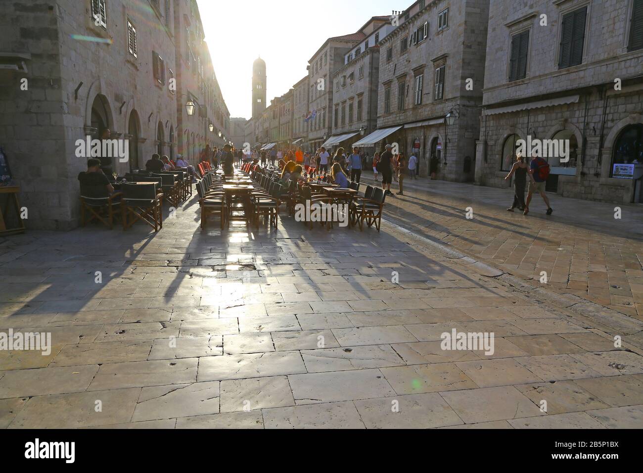 Tische und Stühle eines Außencafés am Stradun, Dubrovnik, Kroatien Stockfoto