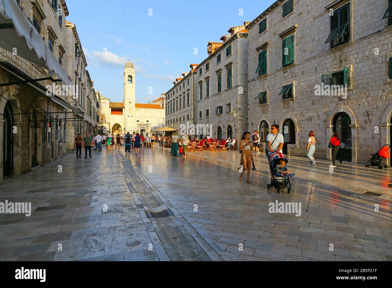 Touristen auf Dem Stradun, Dubrovnik, Kroatien Stockfoto