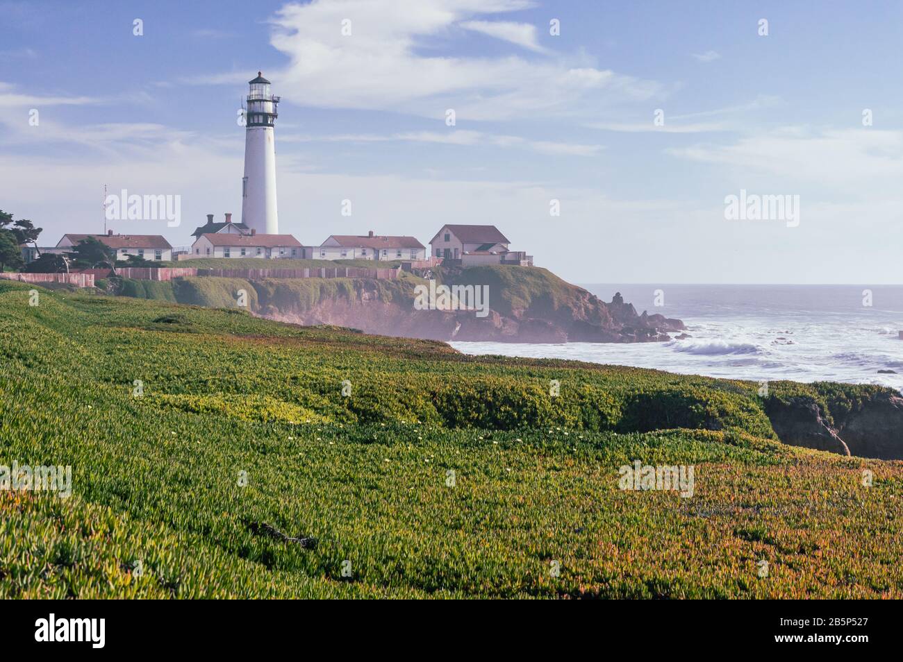 Der Leuchtturm von Pigeon Point ist leicht mit Nebel bedeckt. Blick aus Richtung Norden, Cabrillo Highway, Kalifornien. Stockfoto