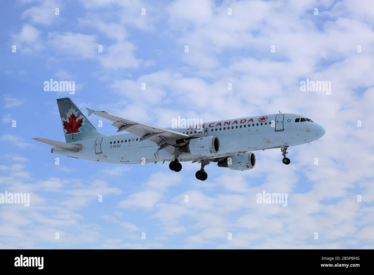 Airbus A320-211 Air Canada C-FLSU Landing at YOW, Ottawa, Canada, 8. März 2020 Stockfoto