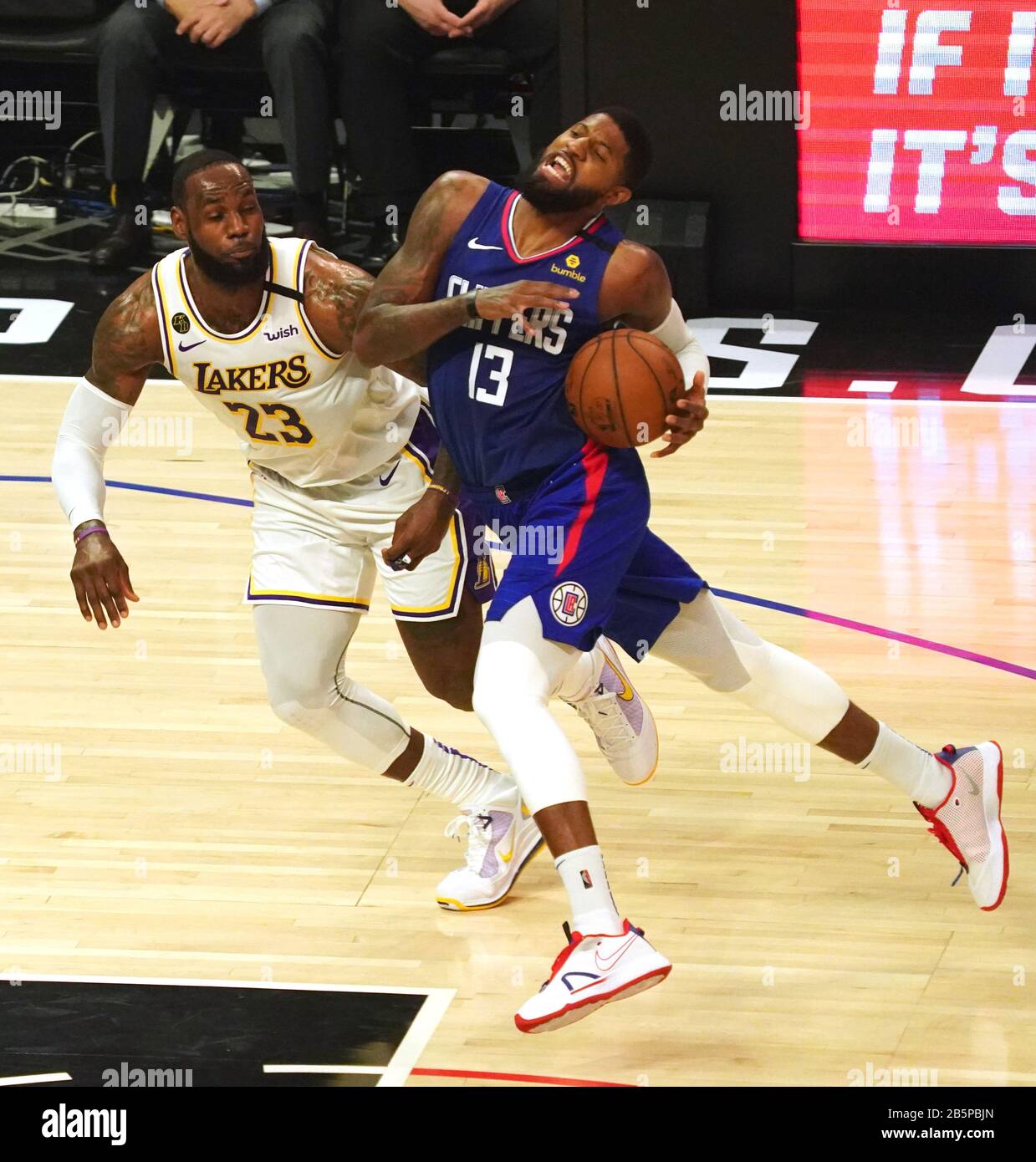 Los Angeles, Vereinigte Staaten. März 2020. Die Los Angeles Clippers Paul George (R) und Los Angeles Lakers LeBron James kämpfen im dritten Quartal im Staples Center in Los Angeles, 8. März 2020. Die Lakers besiegten die Clippers 112-103. Foto von Jon SooHoo/UPI Credit: UPI/Alamy Live News Stockfoto