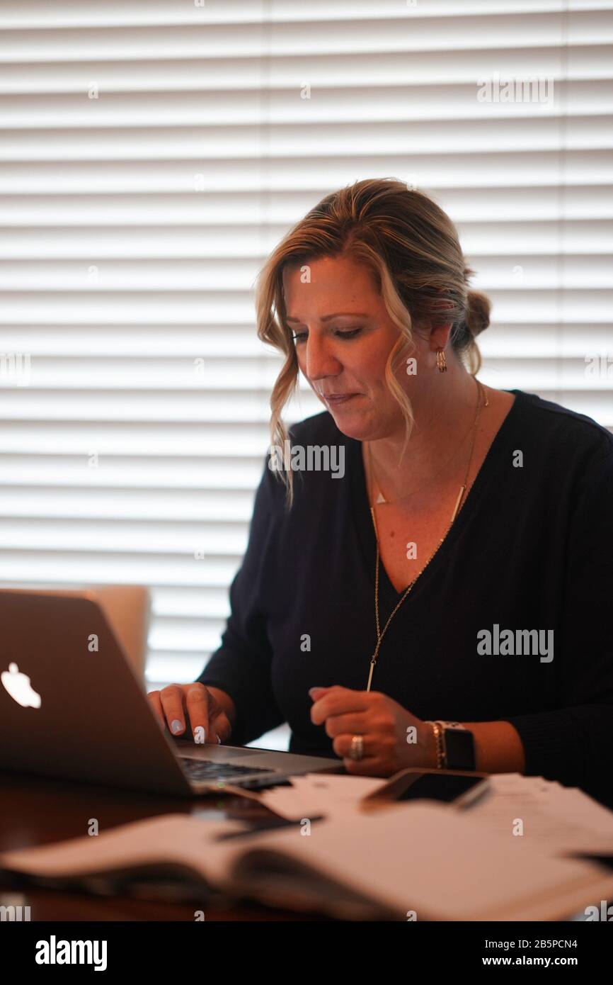 Eine Frau führt Geschäfte, während sie einen Laptop verwendet. Stockfoto