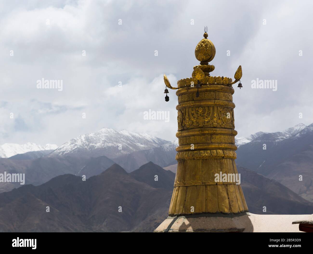 Vergoldete Siegesbanner mit Bergen im Hintergrund, Kloster Drepung, Lhasa, Tibet Stockfoto