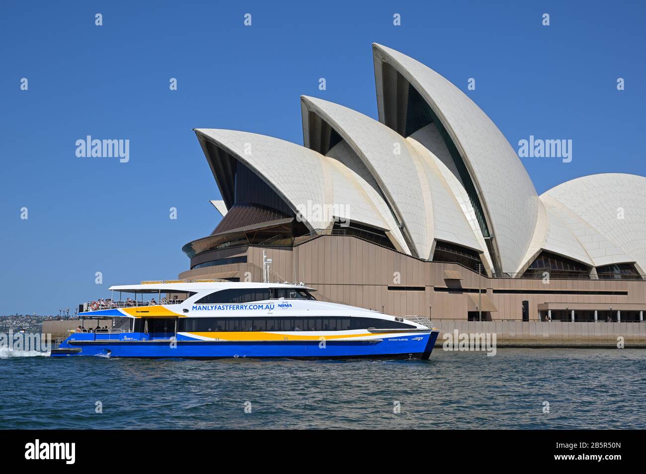 TA Manly Fähre vorbei am berühmten Opernhaus von The Rocks aus gesehen, Sydney Harbour AU Stockfoto