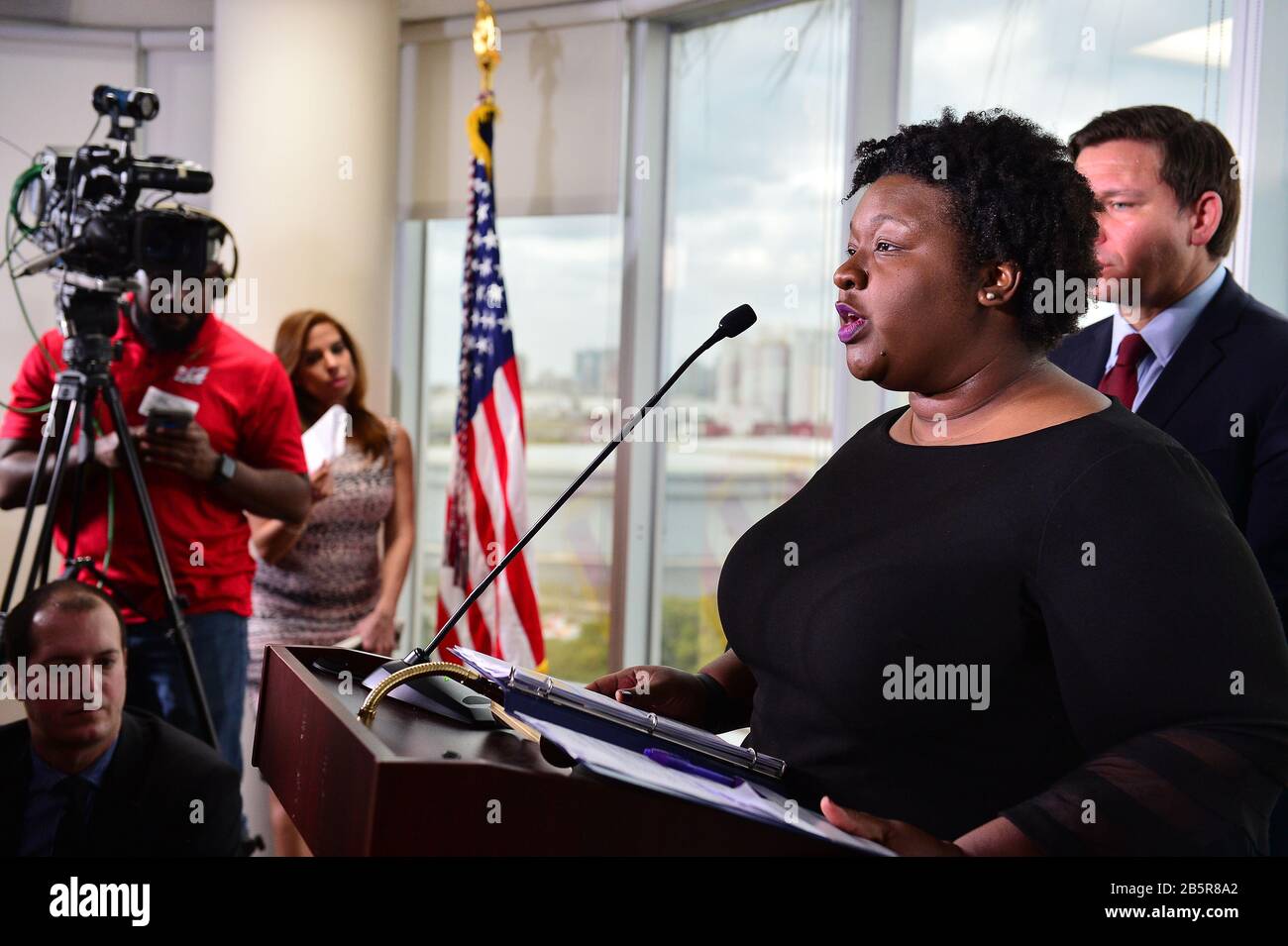 Fort Lauderdale, Florida, USA. März 2020. Shamarial Roberson, Florida Deputy Secretary of Health und Florida-Gouverneur Ron DeSantis stehen während einer Pressekonferenz zusammen, nachdem sie an einer Diskussion in Port Everglades über mögliche Coronavirus-Probleme teilgenommen haben, die die Führer der Kreuzfahrtgesellschaft am Samstag, 07. März 2020 in Fort Lauderdale, Florida erleben. Vizepräsident Pence und die Task Force Coronavirus steuern die Bemühungen zur Bekämpfung des Virus in den Vereinigten Staaten an. Kredit: Mpi10/Media Punch/Alamy Live News Stockfoto