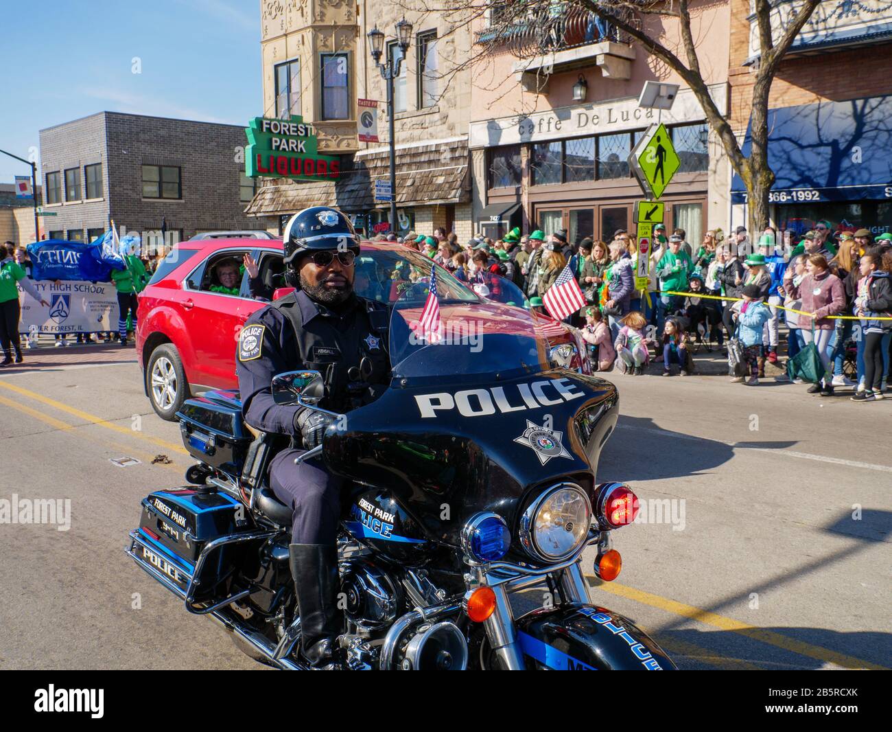 Forest Park, Illinois USA. März 2020. Ein Polizist aus dem Waldpark reitet in der heutigen Saint Patrict's Day Parade. Stockfoto