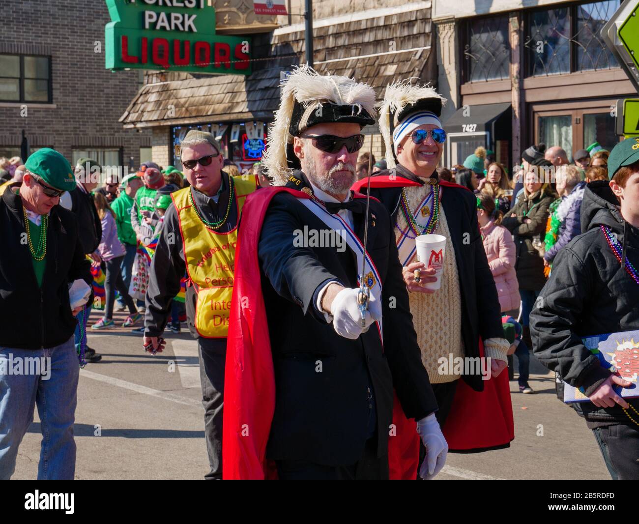 Forest Park, Illinois USA. März 2020. Ein Mitglied der Ritter von Kolumbus marschiert mit einem Schwert in der heutigen Saint Patricks Day Parade. Stockfoto