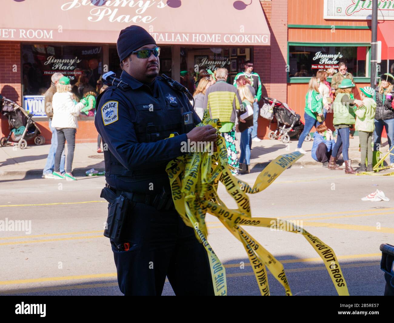 Forest Park, Illinois USA. März 2020. Polizeibeamte sammeln Polizeiband nach der heutigen Saint Patrick's Day Parade. Stockfoto